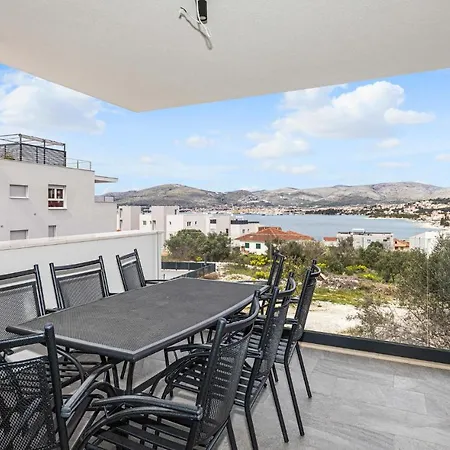 Apartmán In Okrug Gornji With Wifi *