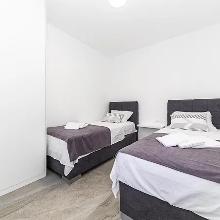 Gorgeous In Okrug Gornji * Трогір