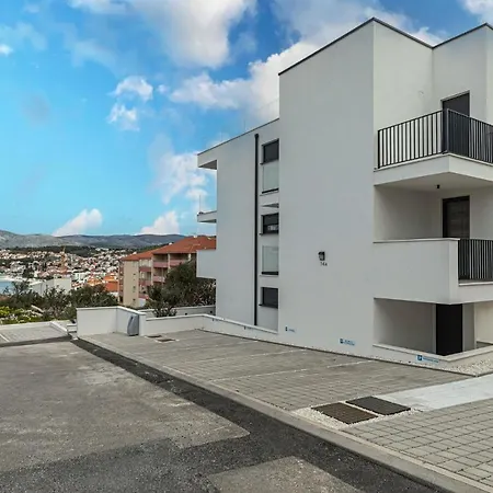 Gorgeous In Okrug Gornji * Трогір