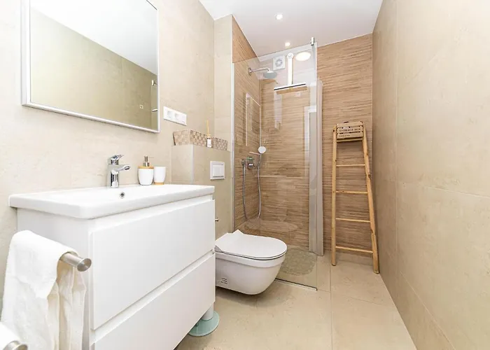Gorgeous In Okrug Gornji Apartment