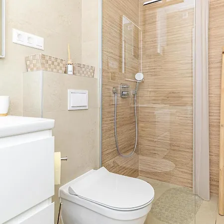 Gorgeous In Okrug Gornji Appartement Trogir